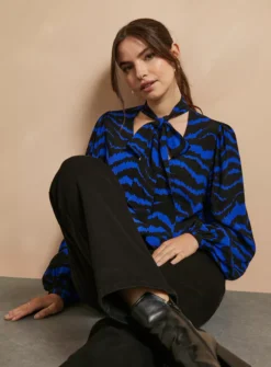 EVERBELLE Animal Print Tie Neck Top 18