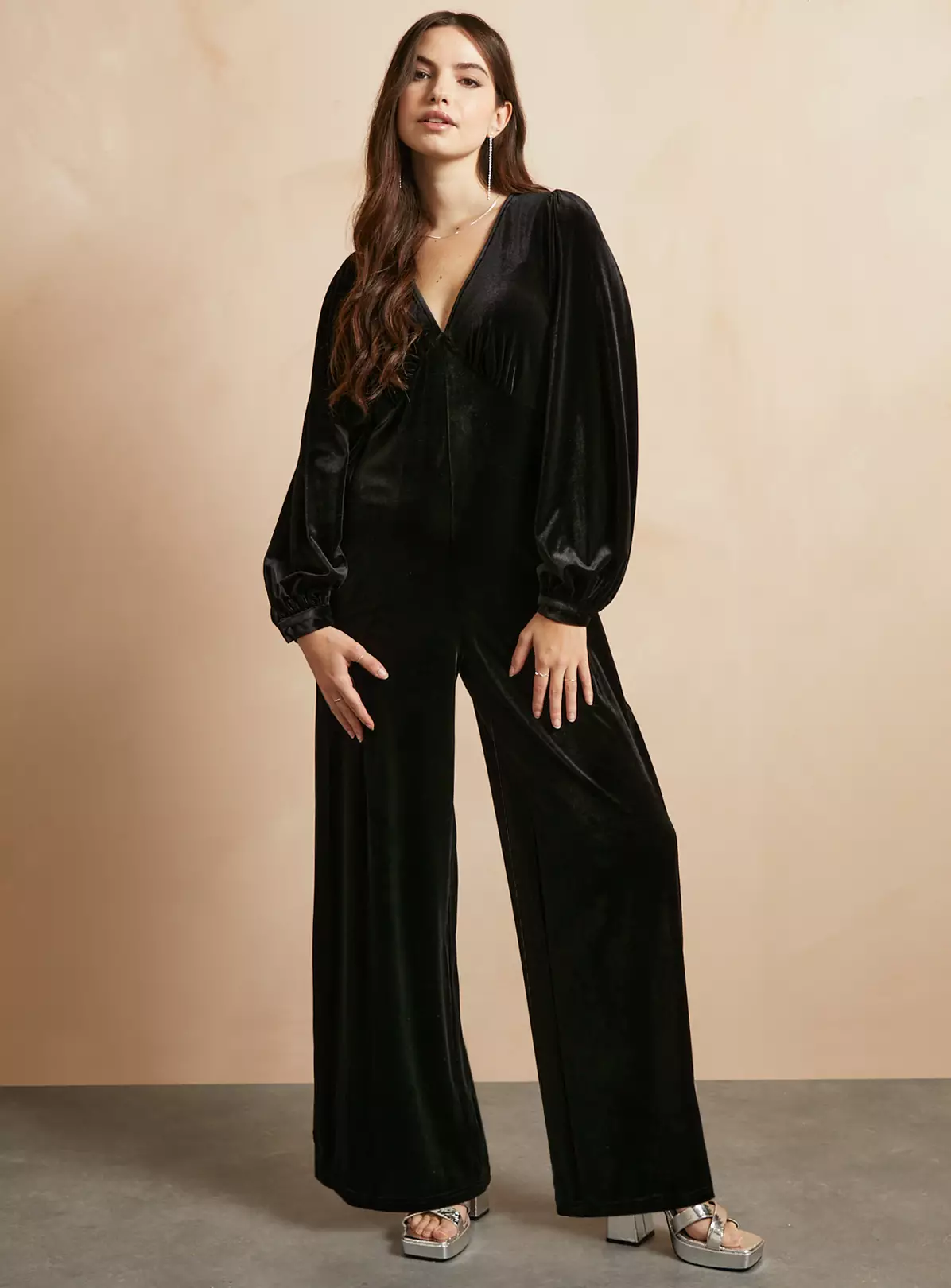 EVERBELLE Black Velvet Jumpsuit 16 2 EVERBELLE Black Velvet Jumpsuit 16 - Image 2