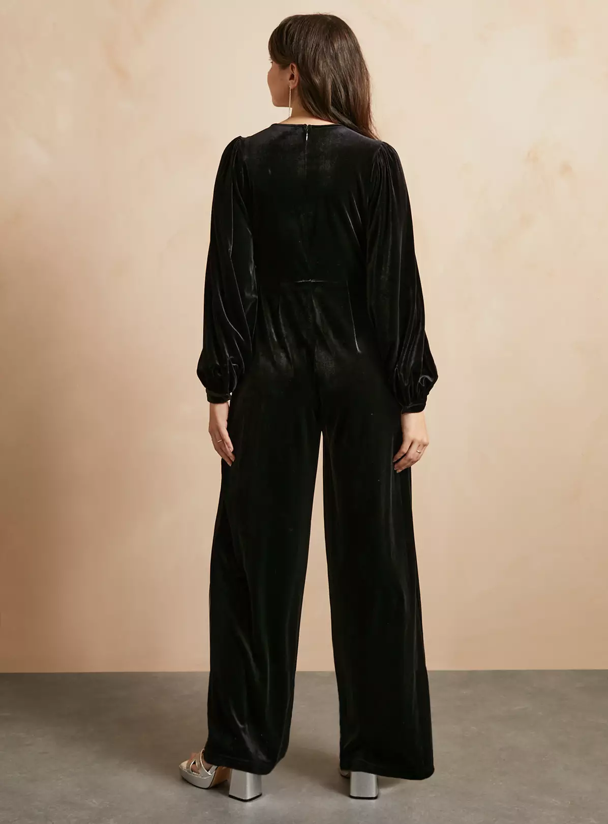 EVERBELLE Black Velvet Jumpsuit 16 3 EVERBELLE Black Velvet Jumpsuit 16 - Image 3