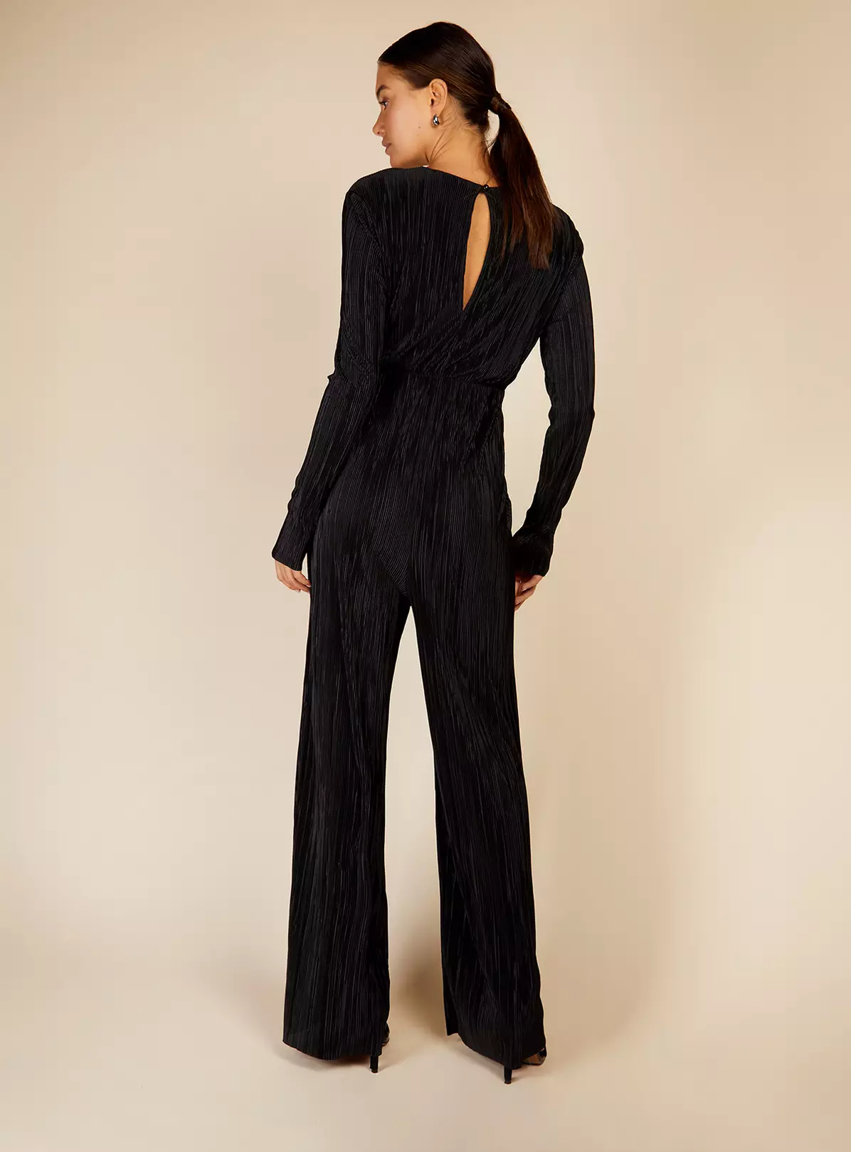 VOGUE WILLIAMS Black Plisse Jsuit 8 4 VOGUE WILLIAMS Black Plisse Jsuit 8 - Image 4
