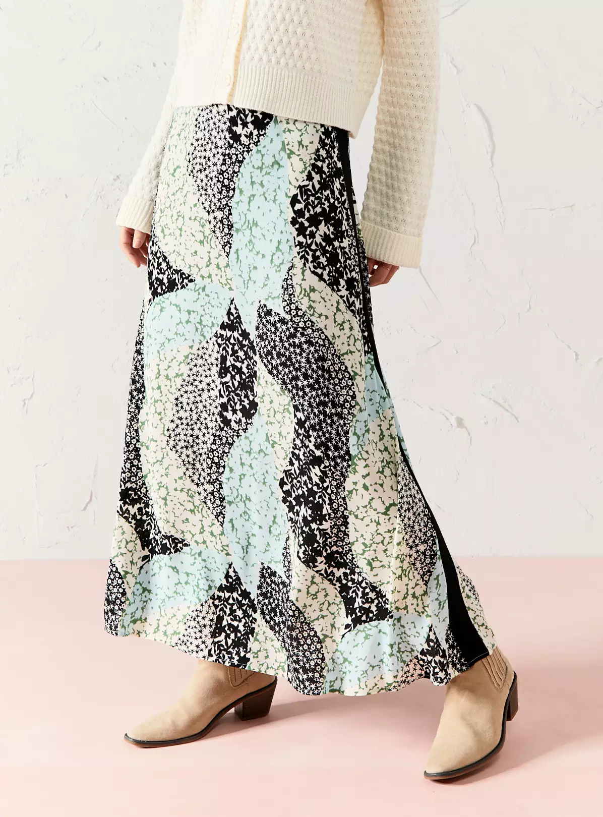 EVERBELLE Patchwork Print Side Split Midi Skirt 22 3 EVERBELLE Patchwork Print Side Split Midi Skirt 22 - Image 3