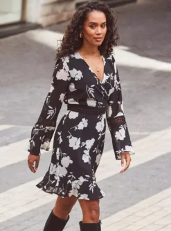 SOSANDAR Fluted Hem Dress 16