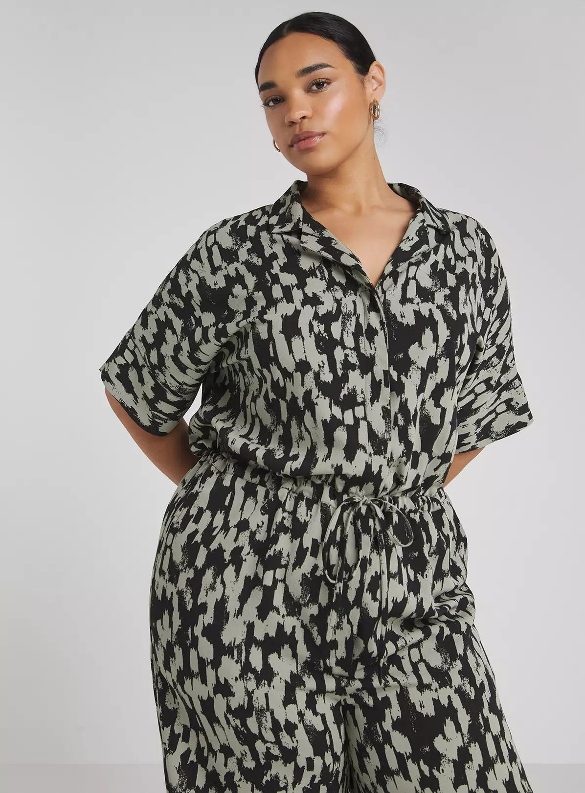 SIMPLY BE Green Mark Making Print Button Thru Jumpsuit 20 3 SIMPLY BE Green Mark Making Print Button Thru Jumpsuit 20 - Image 3