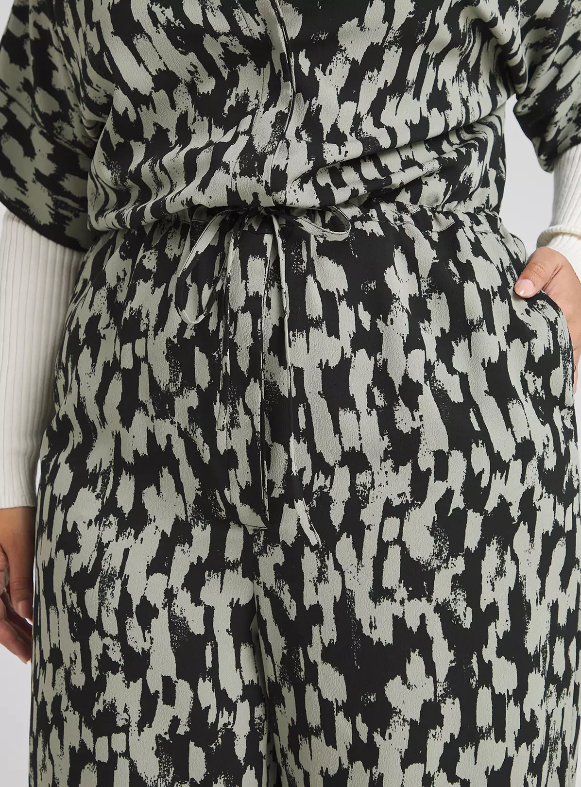 SIMPLY BE Green Mark Making Print Button Thru Jumpsuit 20 2 SIMPLY BE Green Mark Making Print Button Thru Jumpsuit 20 - Image 2